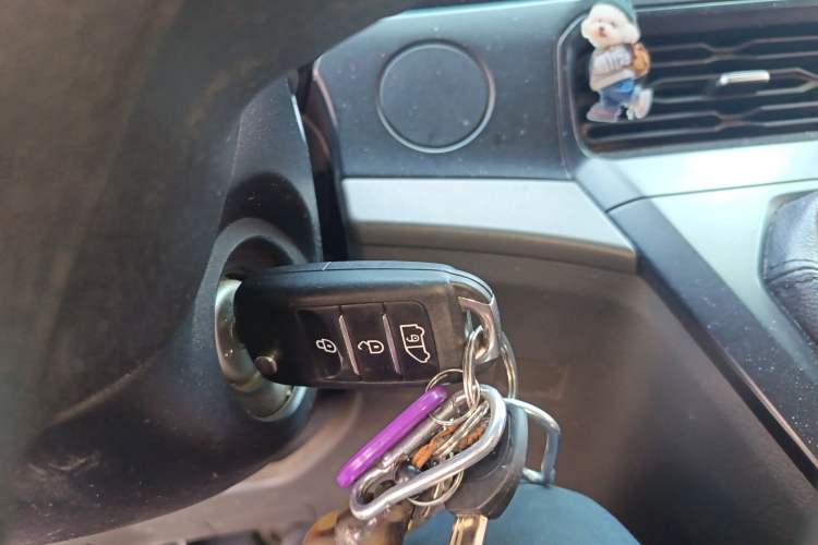 Used Ford Transit 2023 2.0T Diesel Manual Multifunction Commercial Vehicle Mid-axle Mid-roof 5/6 Seats Vehicle Key