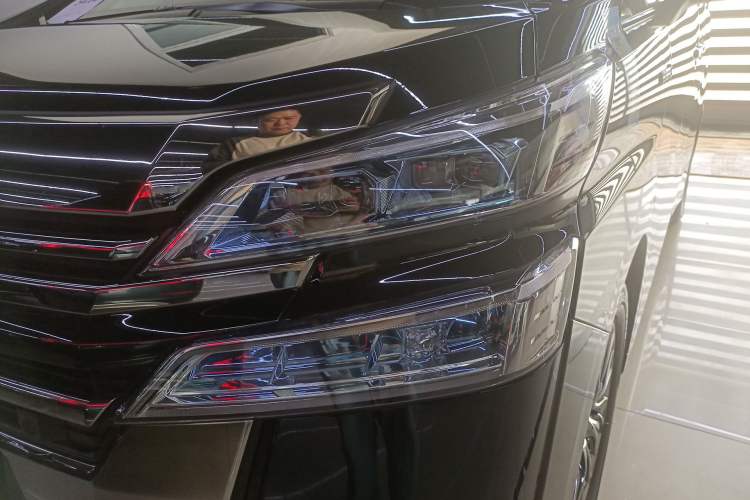 Used Toyota Vellfire 2023 Crown Dual-Engine 2.5L HV Prestige Edition
