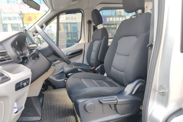 Used SAIC MAXUS Xintu V90 2022 2.0T Manual Zhiyun King Rear-Drive Short Wheelbase Mid-Roof Design with Single Rear Tire and 6 Seats