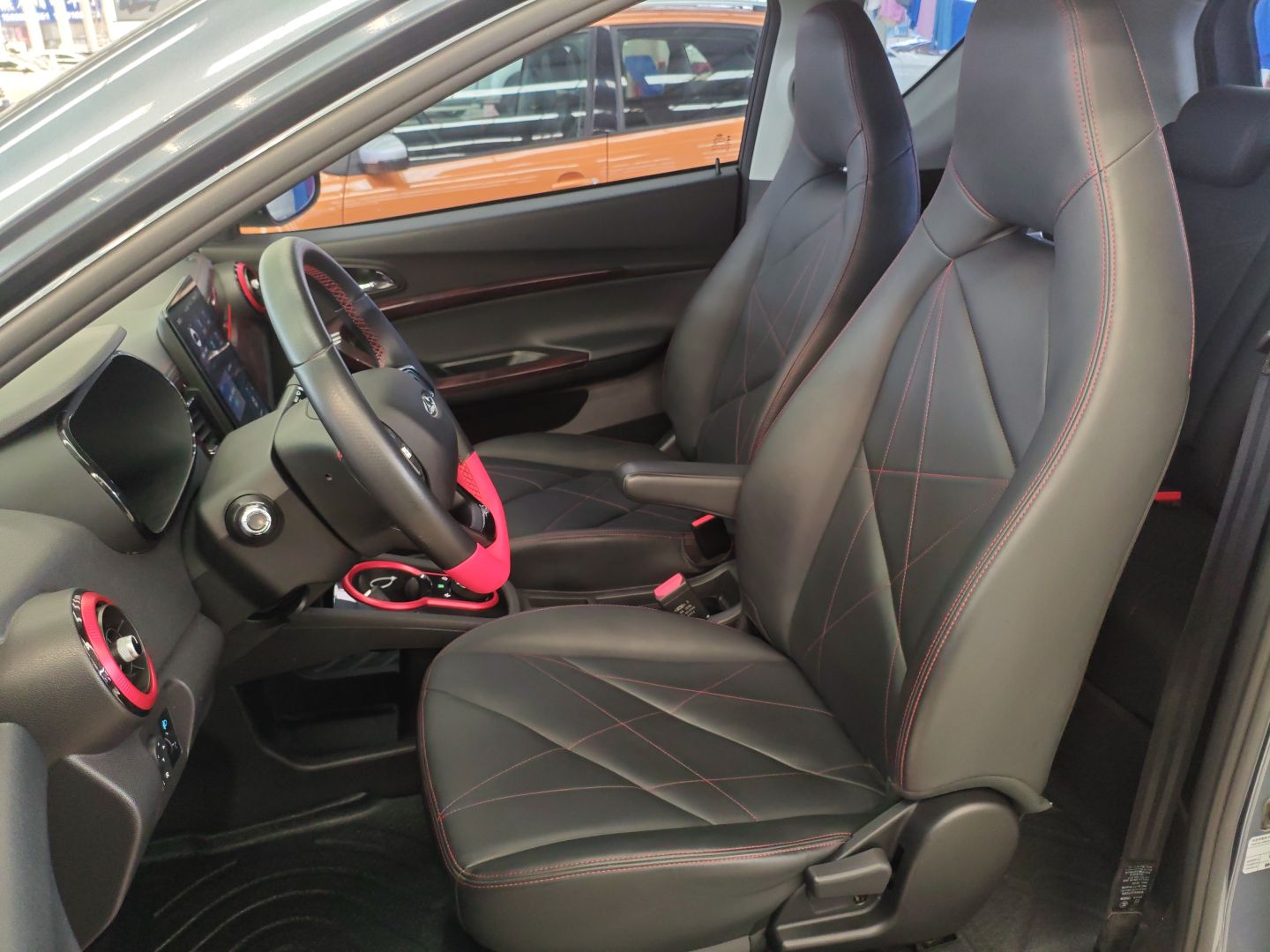 المقاعد الأمامية داخل السيارة