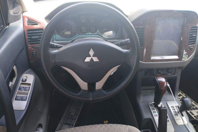 Used Mitsubishi Pajero 2011 V73 3.0L AT GLX
