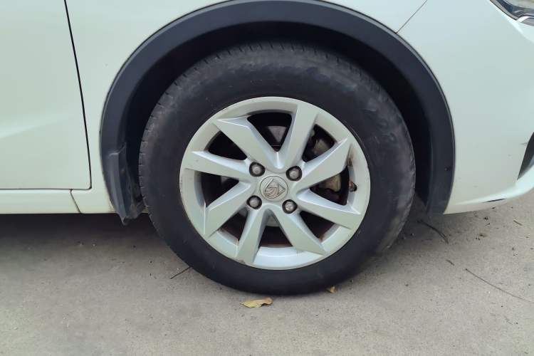 Used Baojun 310W 2017 1.5L Manual Fashion Model China V Right Front Wheel Hub