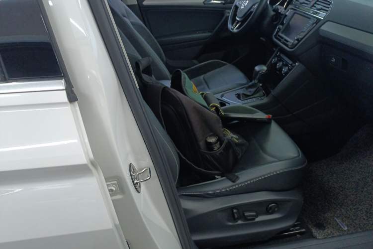 Used Volkswagen Tiguan L 2018 330TSI Automatic Two-Wheel Drive Luxury Edition Right Front Seat