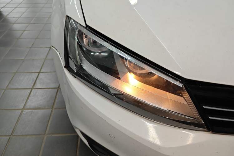 Used Volkswagen Sagitar 2014 1.4TSI Automatic Luxury Model Right Front Headlight