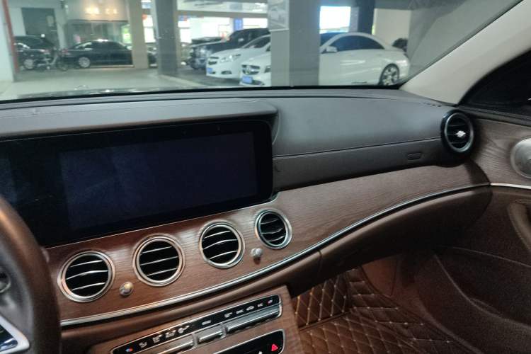 Used Mercedes-Benz E-Class 2022 Second Facelift E 300 L Fashion Edition Center Console