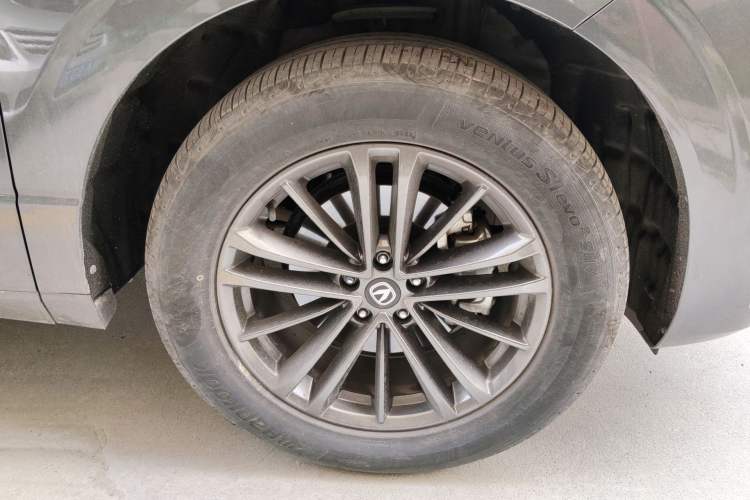 Used CHANGAN UNI-K 2024 2.0T Two-Wheel Drive YueShang Trim Right Front Wheel Hub