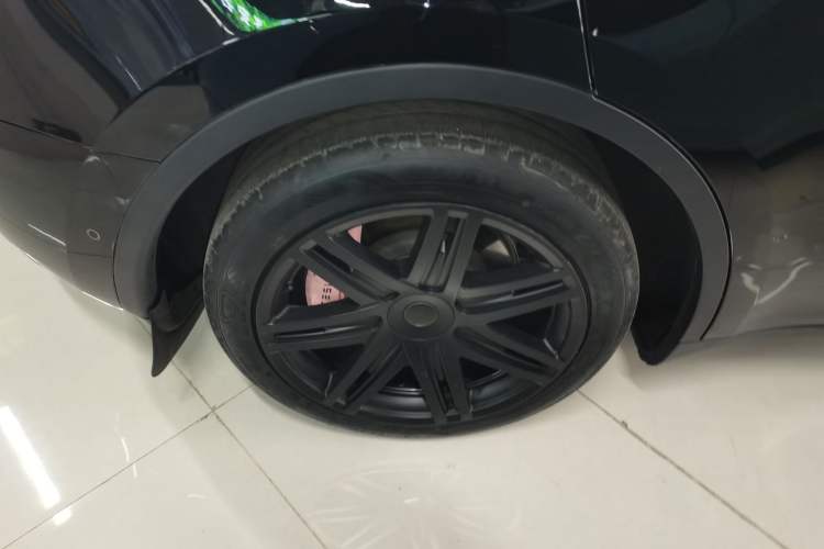 Used Tesla Model Y 2023 Long-Range All-Wheel-Drive Version Right Rear Wheel Hub