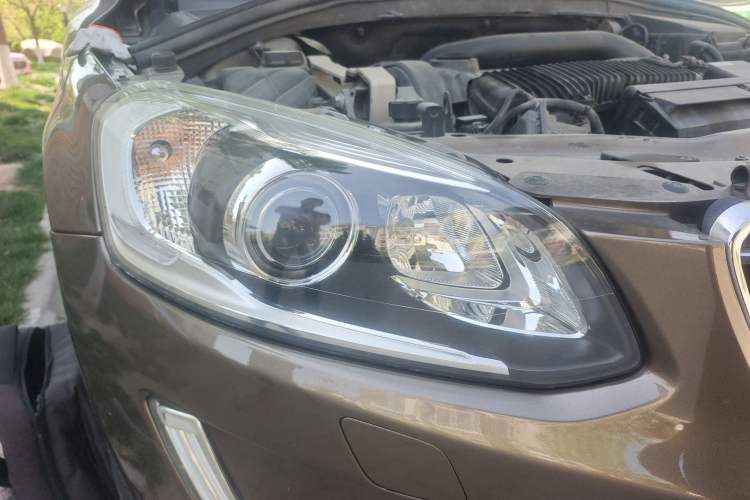 Used Volvo XC60 2015 T5 AWD Zhiyuan Edition Right Front Headlight