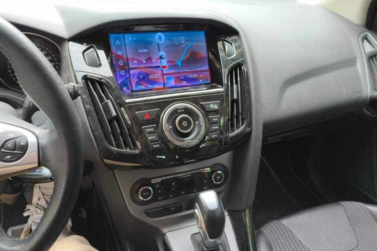 Used Ford Focus 2012 Hatchback 1.6L Automatic Fashion Edition Audio And AC Panel