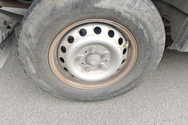 Used Dongfeng Yufeng 2023 V9+ 2.0T Manual Front-Wheel-Drive Multi-Function Mid-Roof Van with 7/8/9 Seats Right Front Wheel Hub