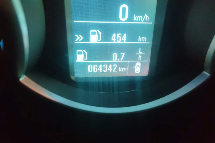 Used Chevrolet Cruze 2015 1.5L Classic SE MT Odometer Close Up