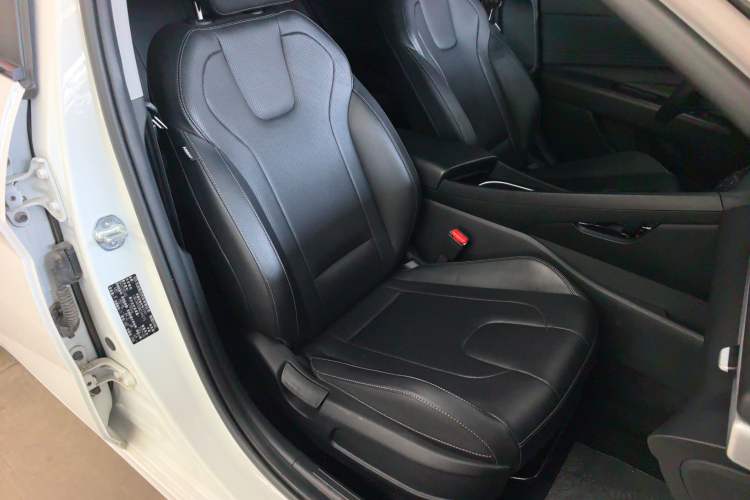 Used Hyundai Elantra 2022 1.5L CVT LUX Prestige Edition Right Front Seat