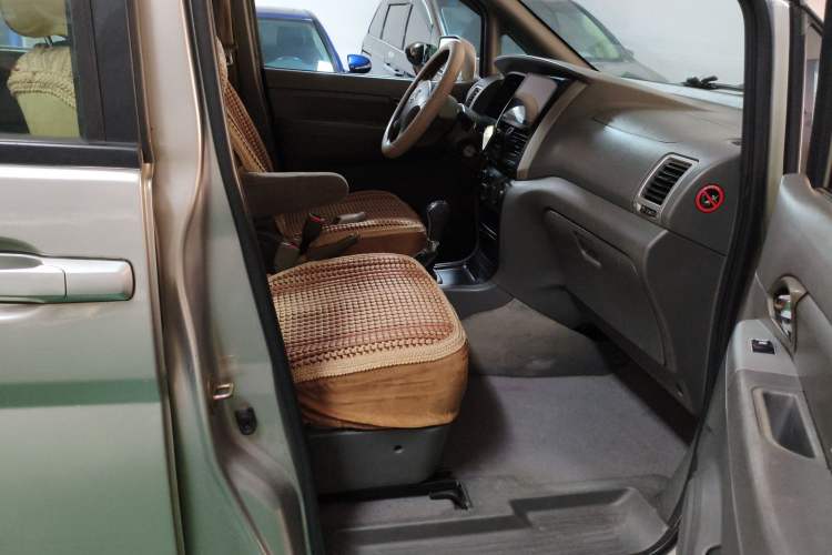 Used Dongfeng Shuaike 2012 2.0L Automatic Luxury 7-Seater Right Front Seat