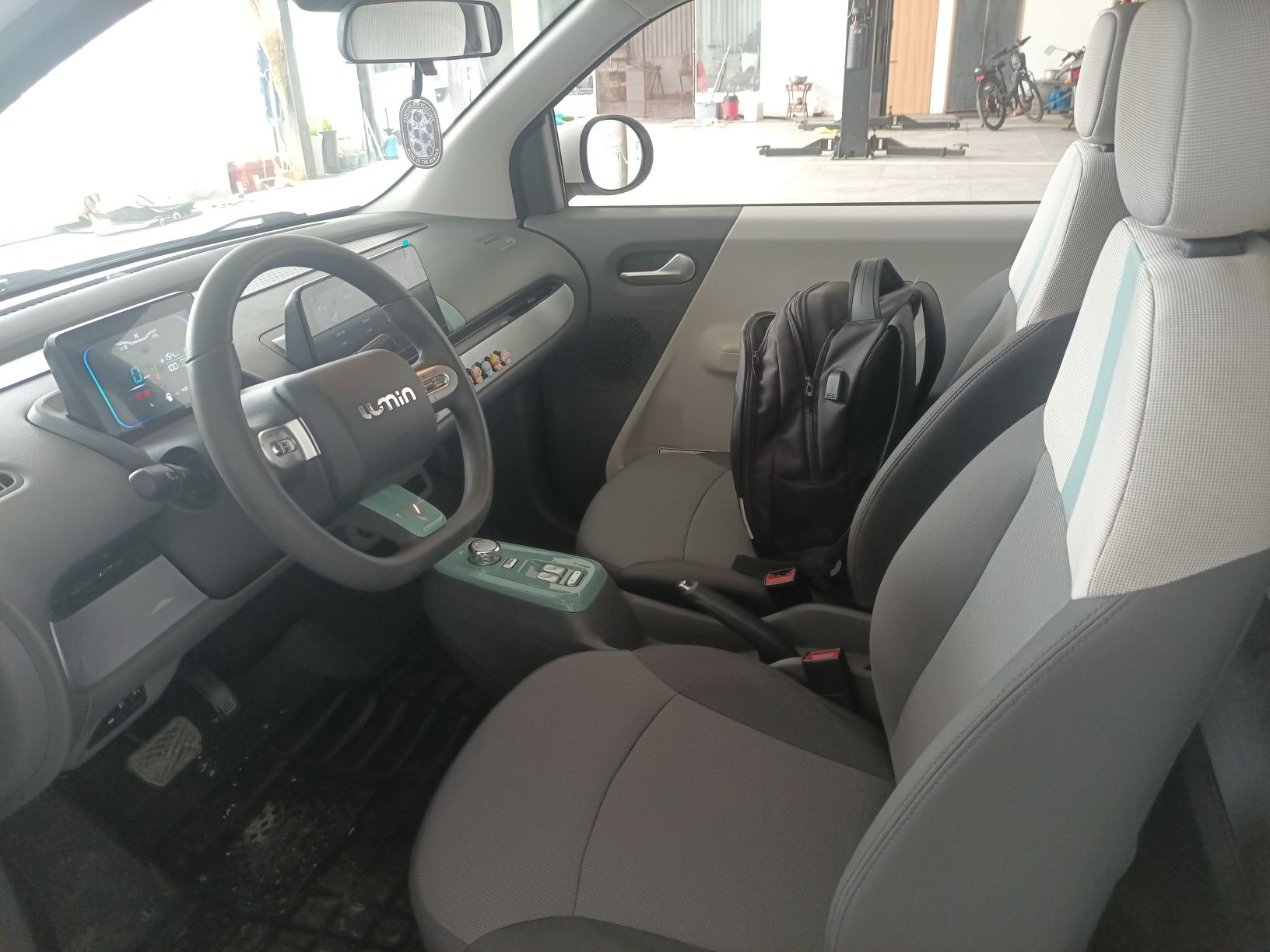 المقاعد الأمامية داخل السيارة