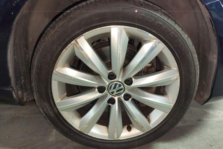 Used Volkswagen Magotan 2012 Travel Edition 2.0 TSI Luxury Version Right Front Wheel Hub
