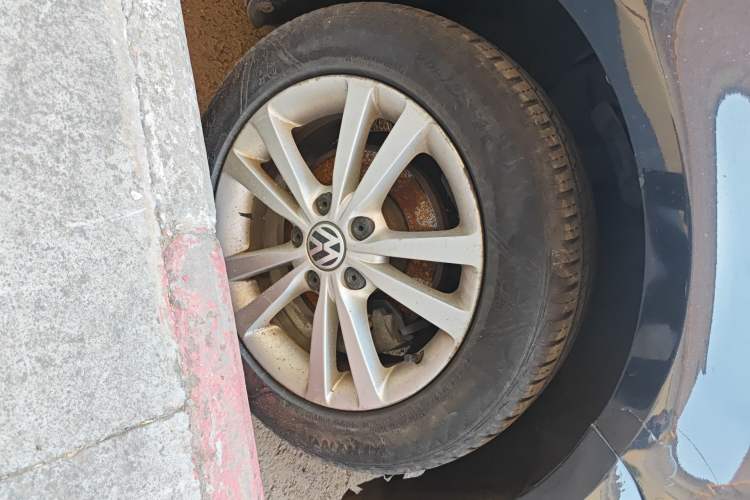 Used Volkswagen Sagitar 2011 1.6L Manual Comfort Version Right Front Wheel Hub