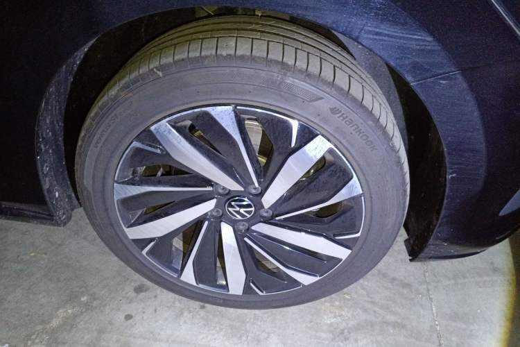 Used Volkswagen Passat 2026 Model, Outstanding 380TSI Longteng Edition Right Front Wheel Hub