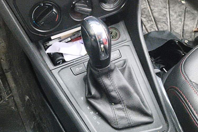 Used Volkswagen Lavida 2017 1.6L Automatic Fashion Edition Gear Lever