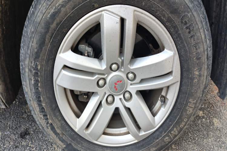 Used Wuling Hongguang PLUS 2019 1.5T Manual Comfort Version 7 Seats Right Front Wheel Hub