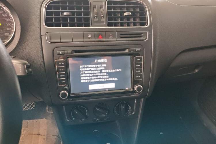 Used Volkswagen Polo 2014 1.6L Automatic Comfort Edition Audio And AC Panel