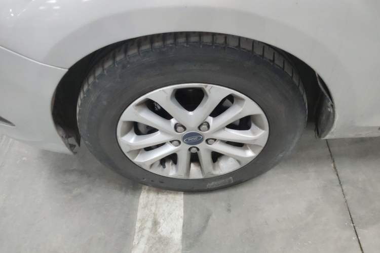 Used Ford Focus 2013 Sedan Classic 1.8L Manual Base Model Left Front Wheel Hub