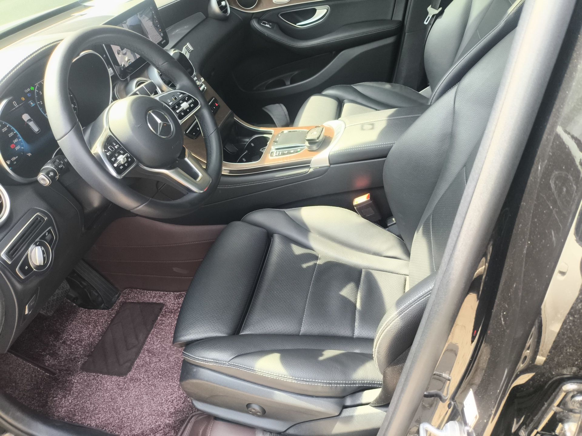 المقاعد الأمامية داخل السيارة