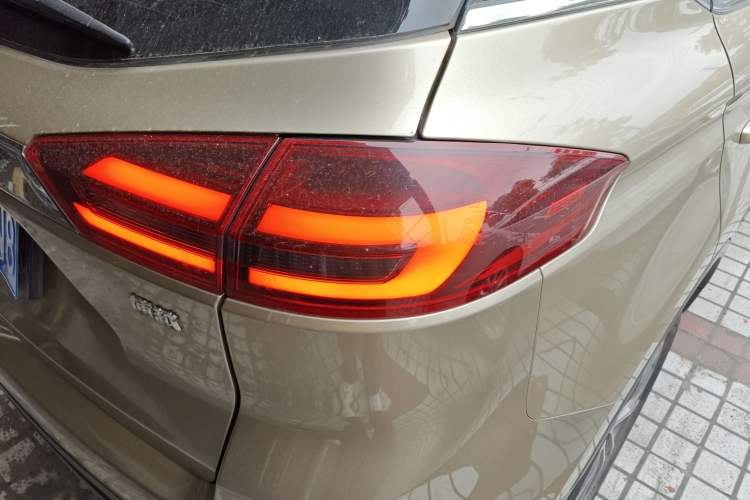 Used Geely Auto Emgrand X7 Sport 2018 1.8TD Automatic Two-Wheel Drive Smart 4G Connected Version
