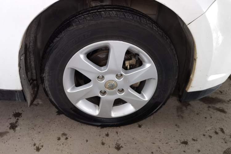 Used Venucia R50 2012 1.6L Automatic Prestige Edition Right Front Wheel Hub