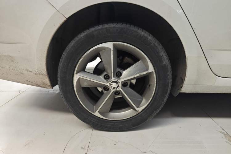 Used Skoda Octavia 2022 1.5L Automatic Comfort Edition Right Rear Wheel Hub