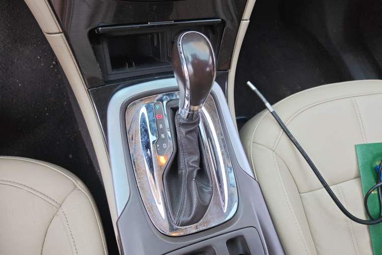 Used Buick Regal 2014 2.0L Elite Fashion Edition Gear Lever