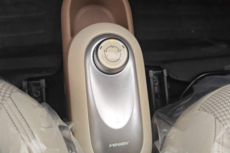 Used Wuling Hongguang MINIEV 2025 Four-Door Version Advanced Edition Gear Lever