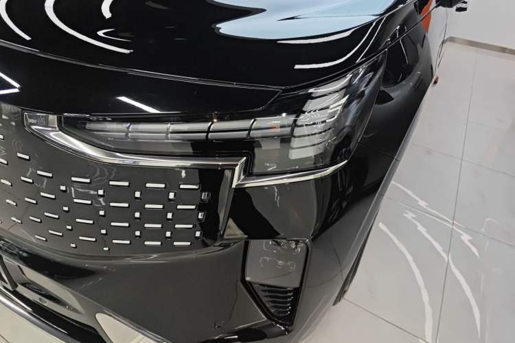 Used Volvo EM90 2025 Ultra Six-Seater
