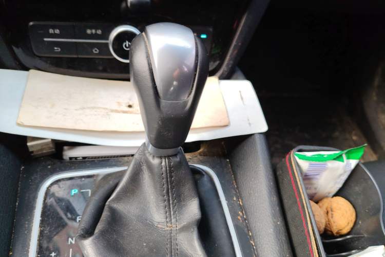 Used BYD Song MAX 2017 1.5T Automatic Smart Connect Luxury 7-Seater Gear Lever