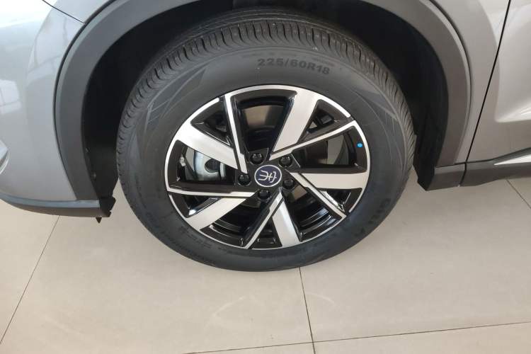 Used BYD Song Pro New Energy 2024 HONOR Edition DM-i 71KM Navigation Model Left Front Wheel Hub