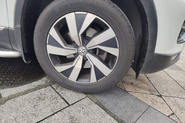 Used Volkswagen Tayron 2019 330TSI Two-Wheel-Drive Luxury Version China V Emission Standard Right Front Wheel Hub