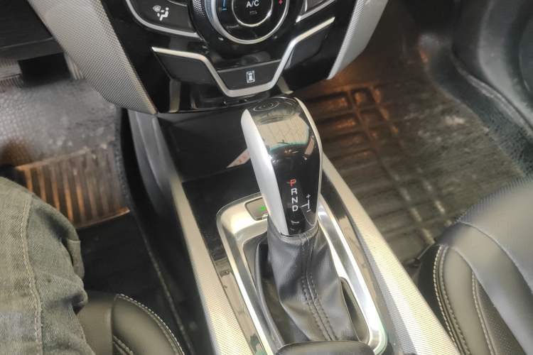 Used Luxgen U6 SUV 2015 1.8T ZhiZun Model Gear Lever