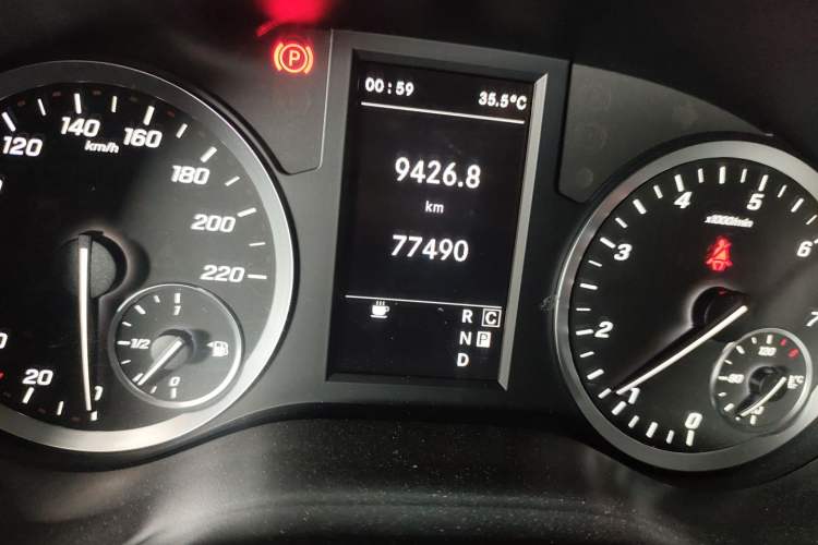 Used Mercedes-Benz Vito 2021 2.0T Elite Version 7 Seats Odometer Close Up