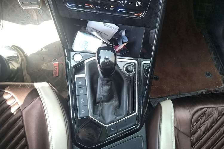 Used Volkswagen Tayron X 2020 330TSI Two-Wheel Drive Luxury Smart Connectivity Version Gear Lever