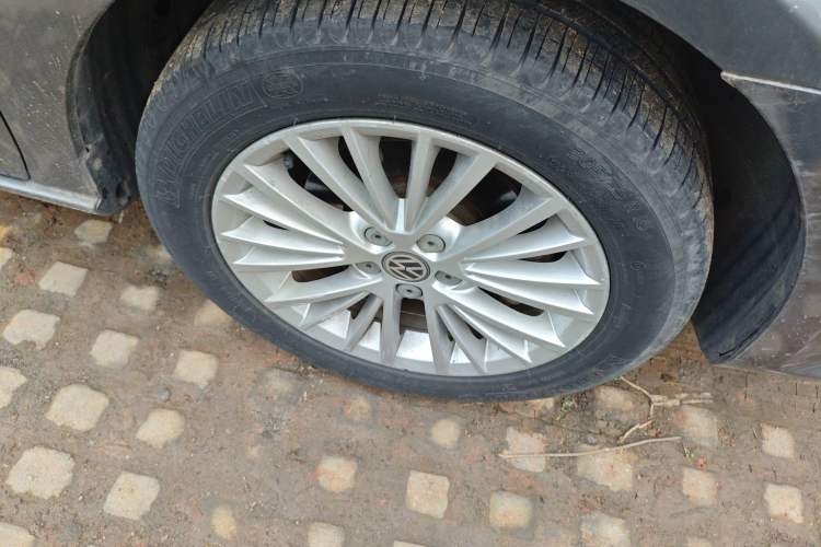 Used Volkswagen Bora 2013 1.6L Automatic Luxury Model Right Front Wheel Hub