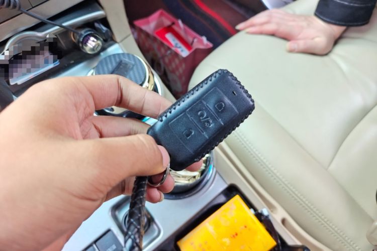 Used Toyota Highlander 2013 2.7L Two-Wheel Drive 5-Seater Purple Gold Edition Vehicle Key