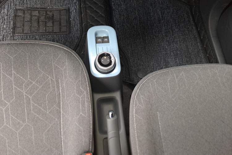 Used Geely Galaxy Panda 2024 Panda Mini 200km Endurance Bear Gear Lever