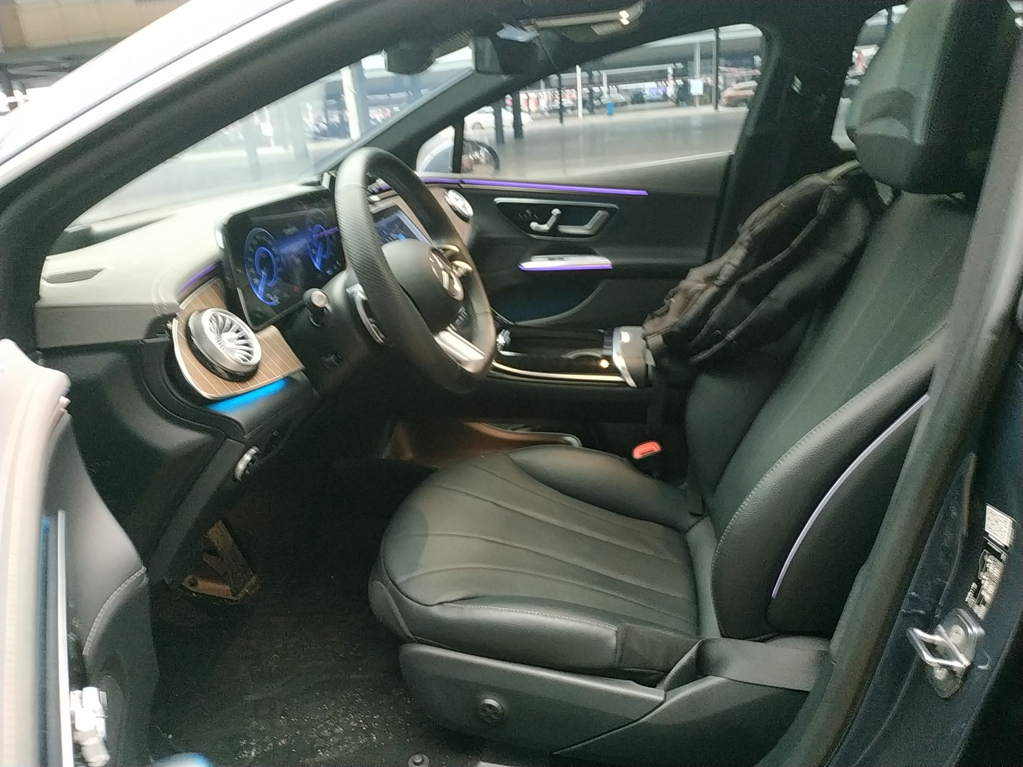 المقاعد الأمامية داخل السيارة