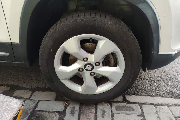 Used Baojun 510 2017 1.5L Automatic Fashion Model Right Front Wheel Hub