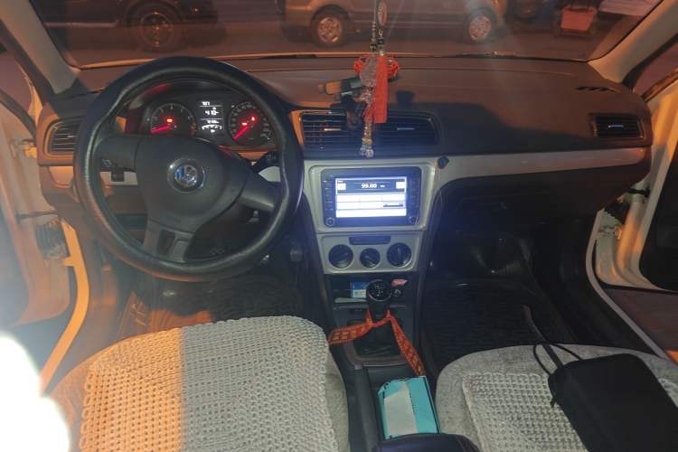 Used Volkswagen Gran Lavida 2013 1.6L Manual Fashion Model Center Console