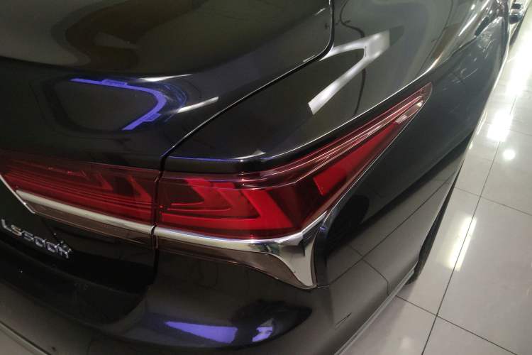 Used Lexus LS 2018 500h Excellence Edition China VI standard