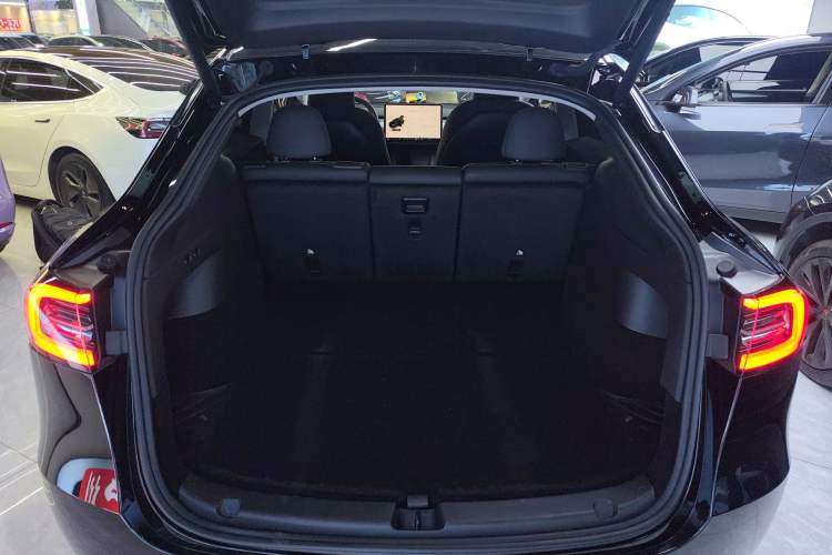 Used Tesla Model Y 2023 Long-Range All-Wheel-Drive Version Trunk