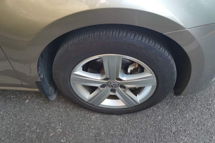 Used Volkswagen Golf 2016 230TSI Automatic Comfort Version Right Front Wheel Hub