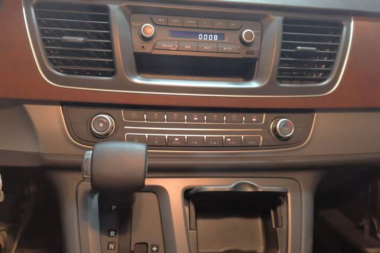 Used SAIC MAXUS G10 2016 2.0T Automatic Elite Edition Audio And AC Panel