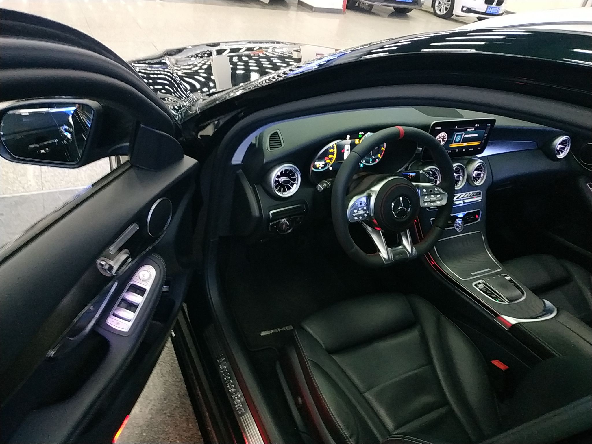 المقاعد الأمامية داخل السيارة