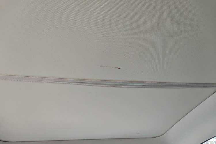 Used Venucia V 2022 260T Black Horse Edition · Idol Headliner